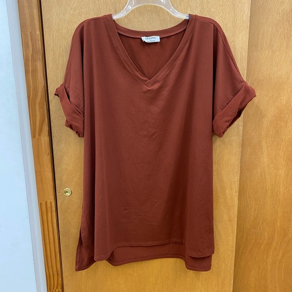 Zenana Rolled Short Sleeve V-Neck Top in Rust Sz Large (Oversized) - Picture 2 of 7